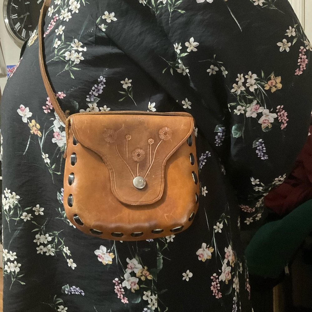“VINTAGE” Handmade Floral Leather Crossbody Bag . - Picture 15 of 16